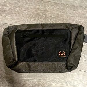 Realtree Bag crossbody or fanny pack. Green and black. Unisex